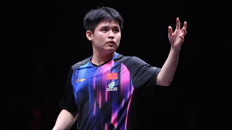 前锋突破射门锁定胜利（前锋强突劲射锁定胜局）